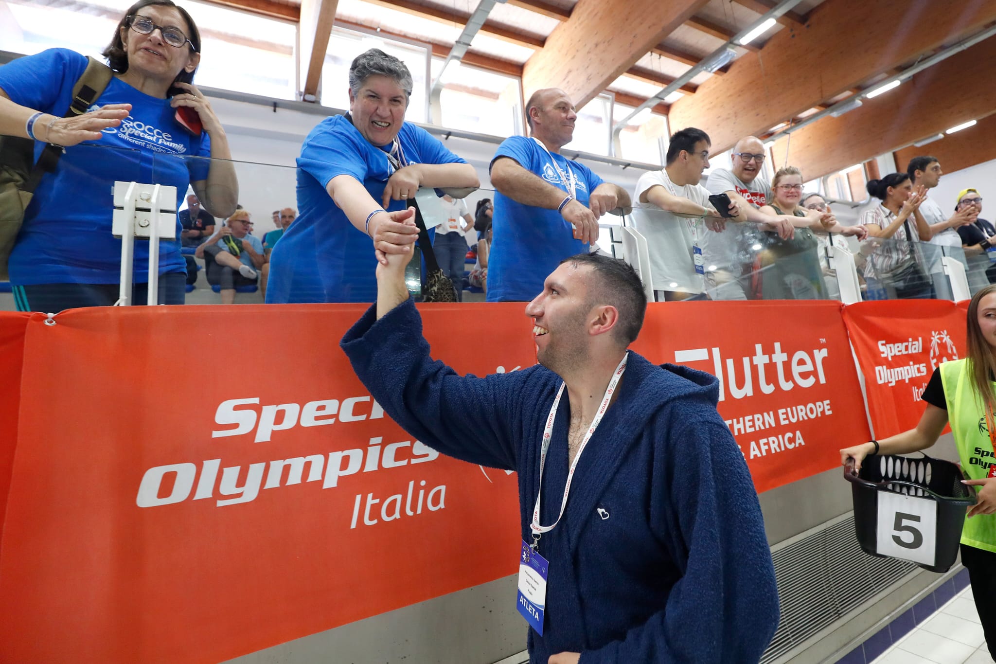 Domenico Pio saluta il pubblico dopo la gara