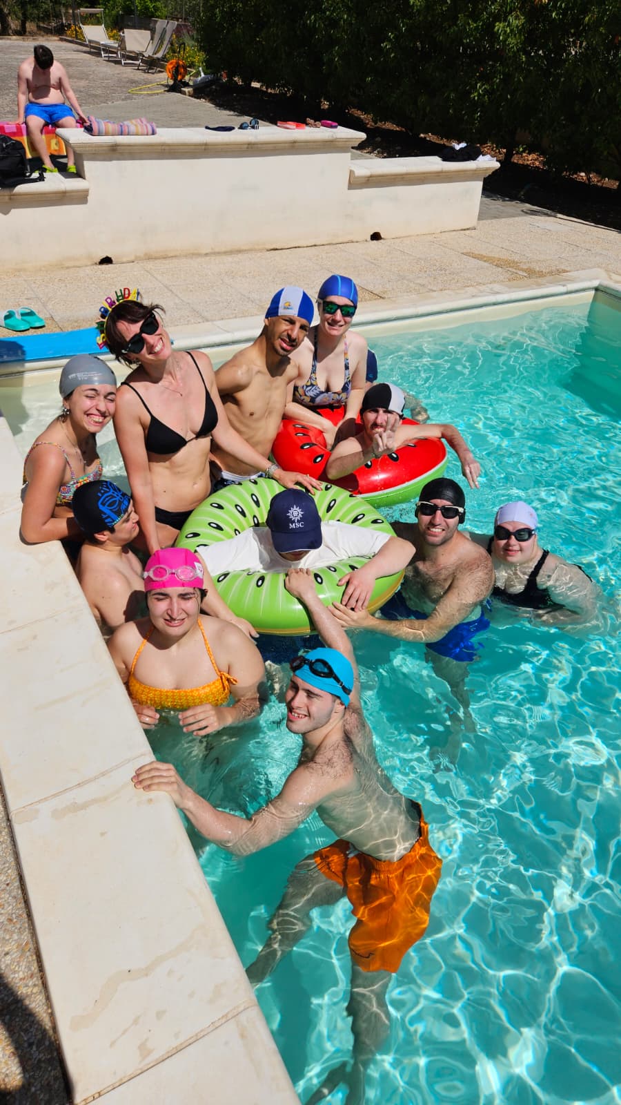 Foto di gruppo in piscina (1)