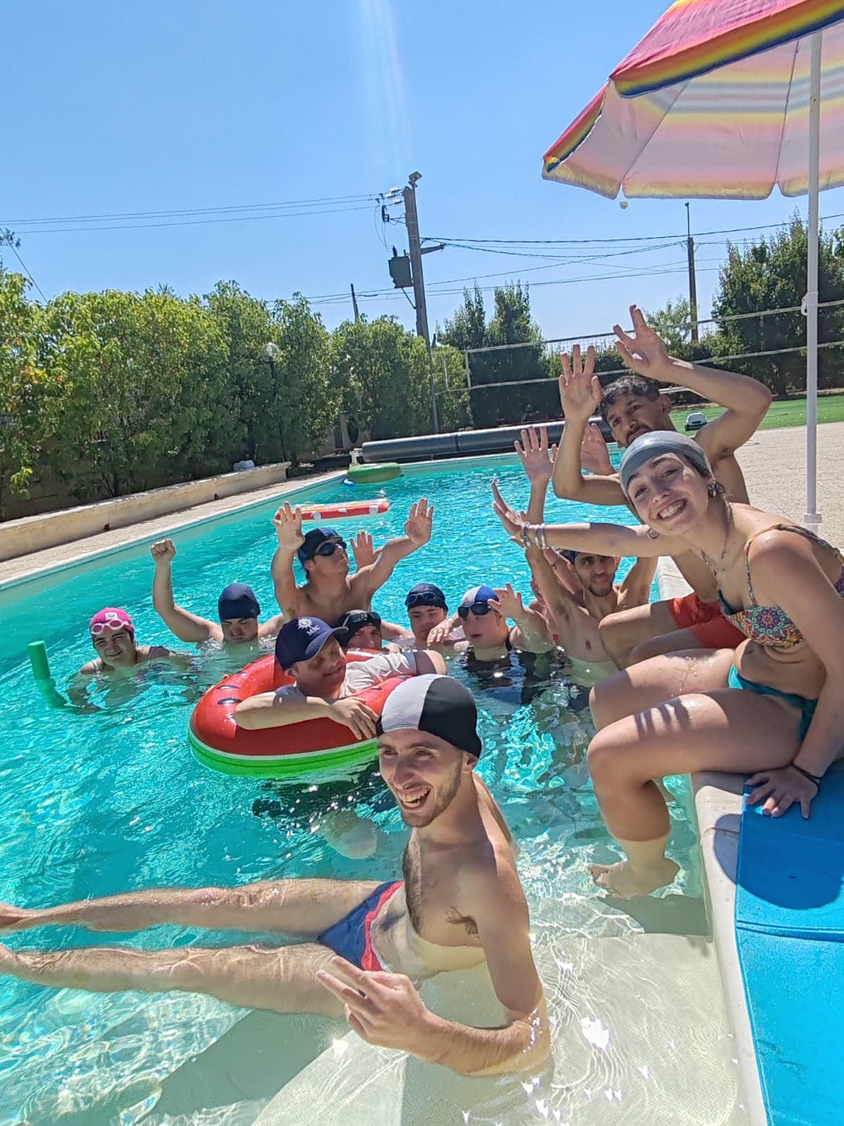 Foto di gruppo in piscina (2)