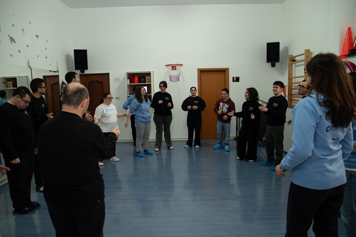 Il gruppo nella piccola palestra di Gocce