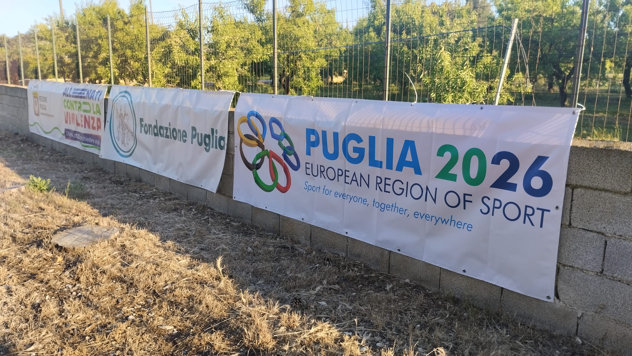 Lo striscione della Fondazione posizionato nella sede estiva